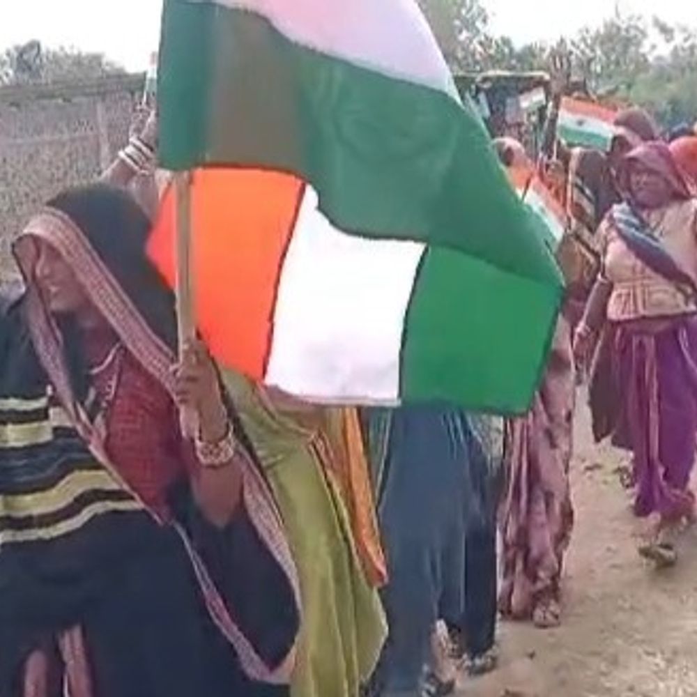 खरगोन में SIR के विरोध में 500 आदिवासियों की रैली:तिरंगा थामे ‘हामू आखा एक छे’ के नारे लगाए, मुख्य चुनाव आयुक्त के इस्तीफे की मांग