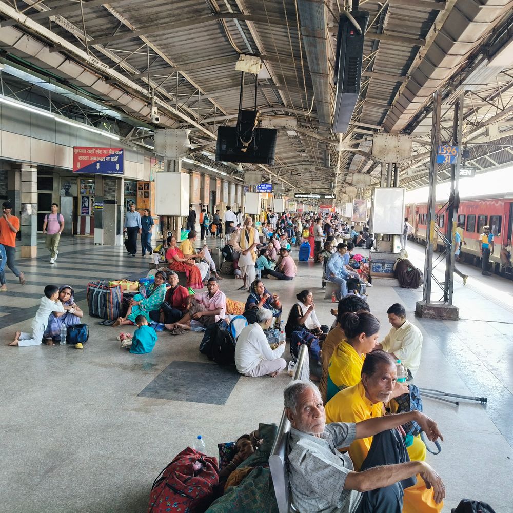 मथुरा में यार्ड रीमॉडलिंग से 16 ट्रेनें प्रभावित:कई ट्रेनें 8 से 11 अक्टूबर तक रद्द, यात्री स्थिति जांचकर निकलें
