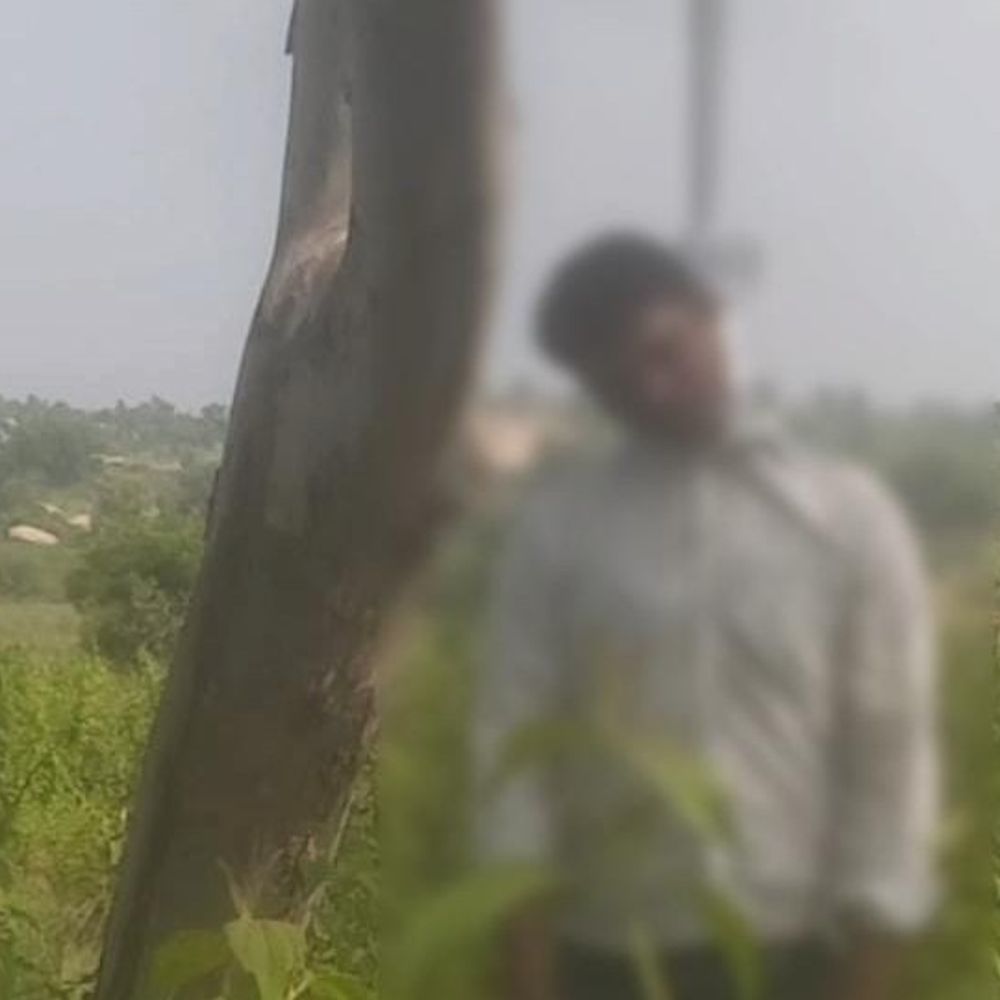 आरक्षक की पत्थलगांव में पेड़ पर लटकी मिली लाश:कोरबा SP कार्यालय की स्टेनो शाखा में था पदस्थ, मौत की वजह स्पष्ट नहीं