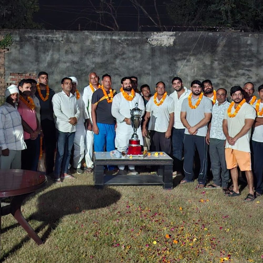 पलवल में रस्साकसी टूर्नामेंट में दूधौला टीम विजयी:सरपंच ने नकद राशि देकर किया सम्मानित, हर संभव मदद का दिया आश्वासन