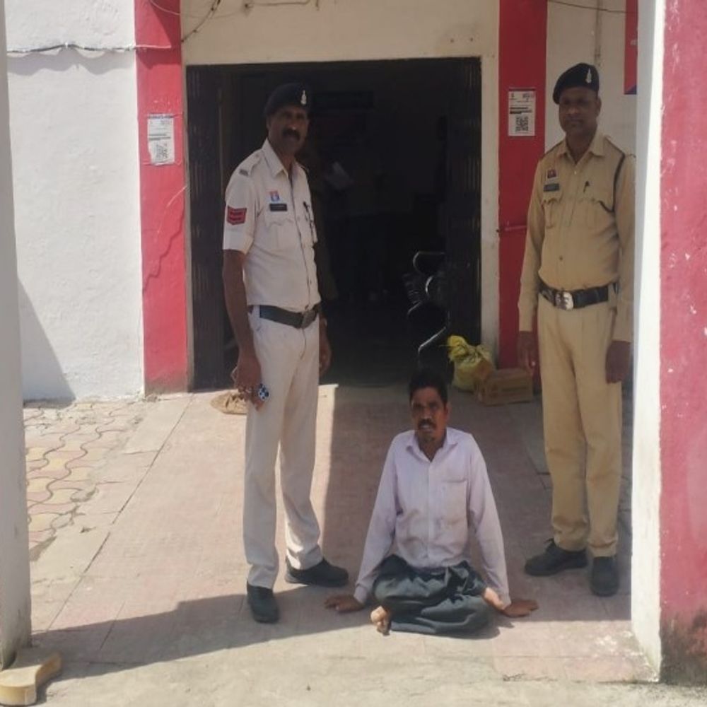 शराब में कीटनाशक मिलाकर दोस्त की हत्या,आरोपी गिरफ्तार:FSL रिपोर्ट में जहर की पुष्टि, नैला पुलिस ने एक साल बाद पकड़ा, न्यायिक रिमांड पर भेजा