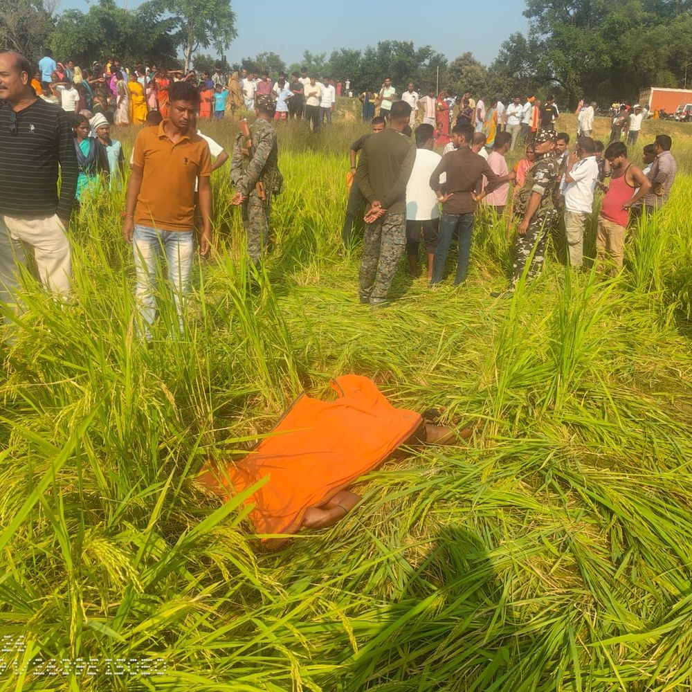 लापता महिला का धान के खेत में मिला शव:दुर्गा पूजा से लौटते समय हुआ था अपहरण, आक्रोशित परिजनों ने किया था सड़क जाम