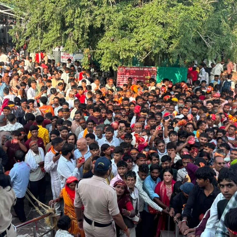 नवरात्रि के पहले दिन सवा लाख भक्त मैहर पहुंचे:मां शराद के दर्शन किए; पुणे के फूलों से सजा गर्भगृह, ड्रोन से हो रही निगरानी