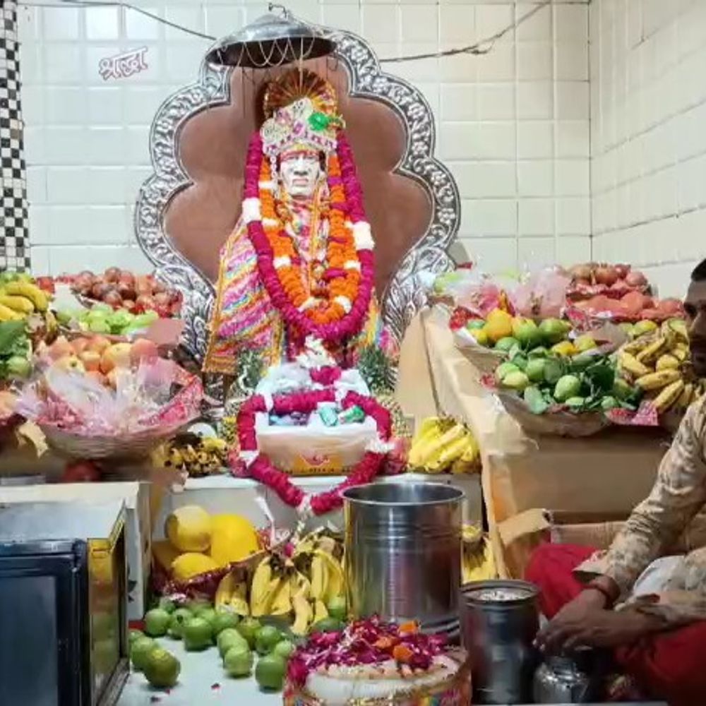 साईं महासमाधि दिवस पर विशाल भंडारा, मंत्री-महापौर एक पंगत में:श्यामगंज मंदिर में महाभिषेक के बाद हजारों श्रद्धालुओं ने ग्रहण किया प्रसाद