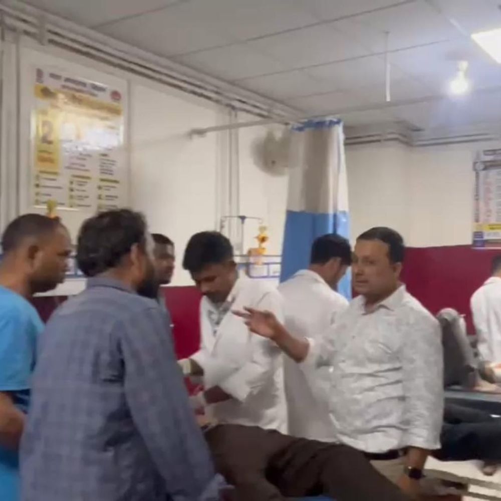 सीवान में मेले के दौरान चाचा-भतीजा पर चाकू से हमला:धक्का-मुक्की के बीच पीठ पर किया वार, गंभीर हालत में पटना रेफर