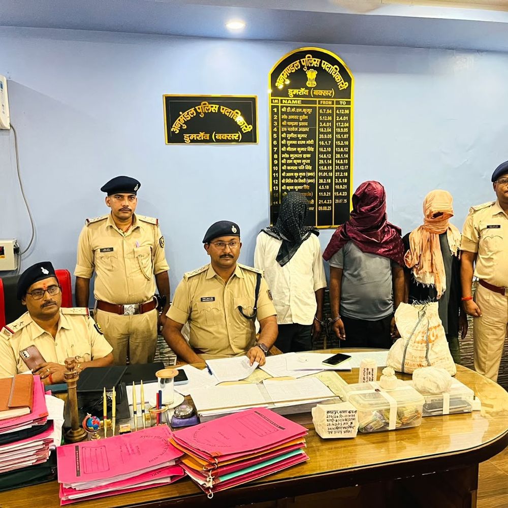 बक्सर में 3 हेरोइन तस्कर गिरफ्तार:1 लाख कैश समेत विदेशी शराब-बीयर बरामद, 6.7 किलो निकेल के सिक्के भी मिले