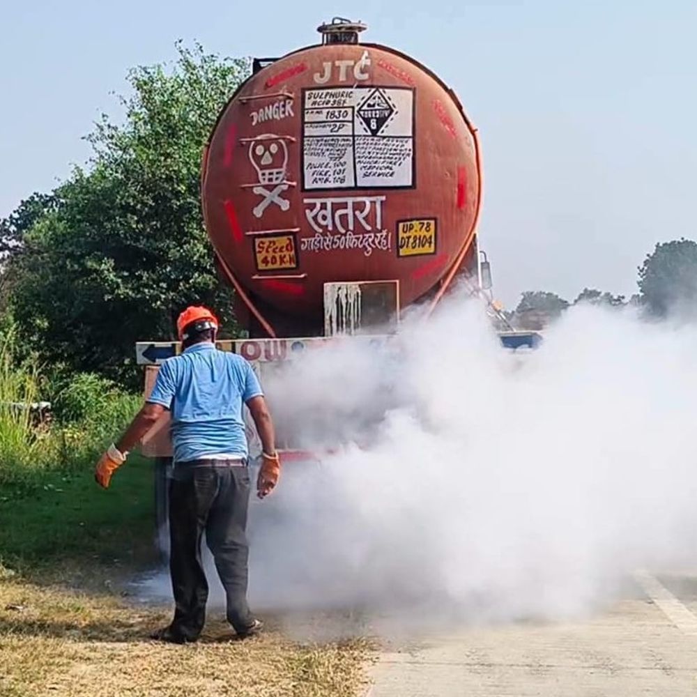 कौशांबी हाईवे पर ओलियम एसिड टैंकर से रिसाव:पुलिस ने फायर ब्रिगेड बुलाकर स्थिति संभाली, टैंकर को सुरक्षित जगह पहुंचाया