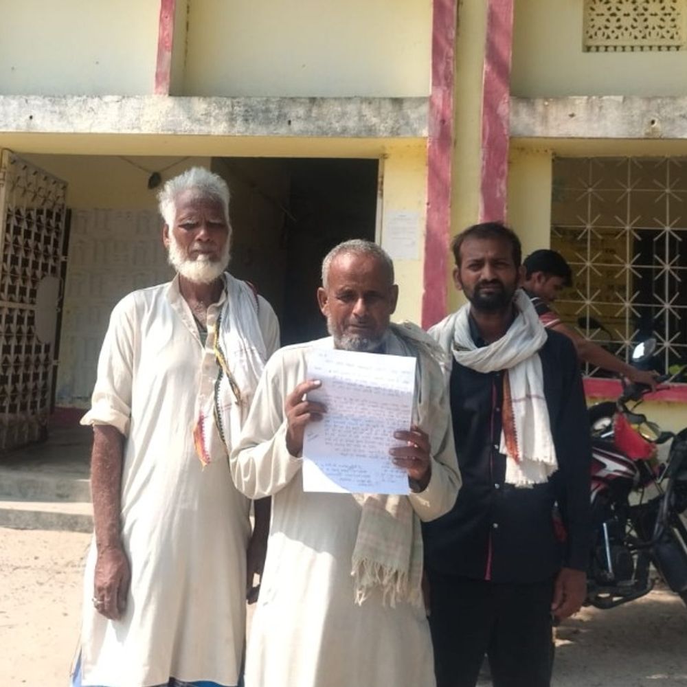 रिश्वत नहीं देने पर 50 गरीब परिवारों के नाम काटे:PM आवास स्कीम में धांधली का आरोप, ग्रामीणों ने BDO को सौंपा मेमोरैंडम