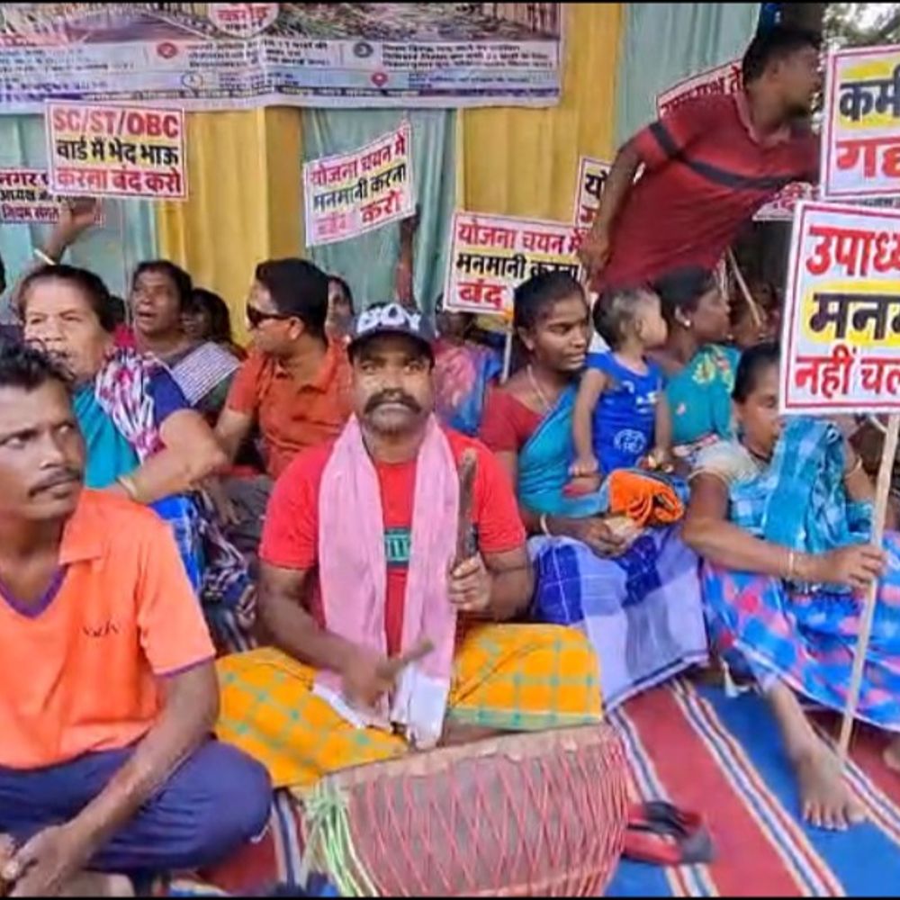 वार्ड पार्षदों ने नगर परिषद कार्यालय के सामने धरना दिया:सड़क योजना में गड़बड़ी का आरोप, अध्यक्ष-उपाध्यक्ष को बर्खास्त करने की मांग