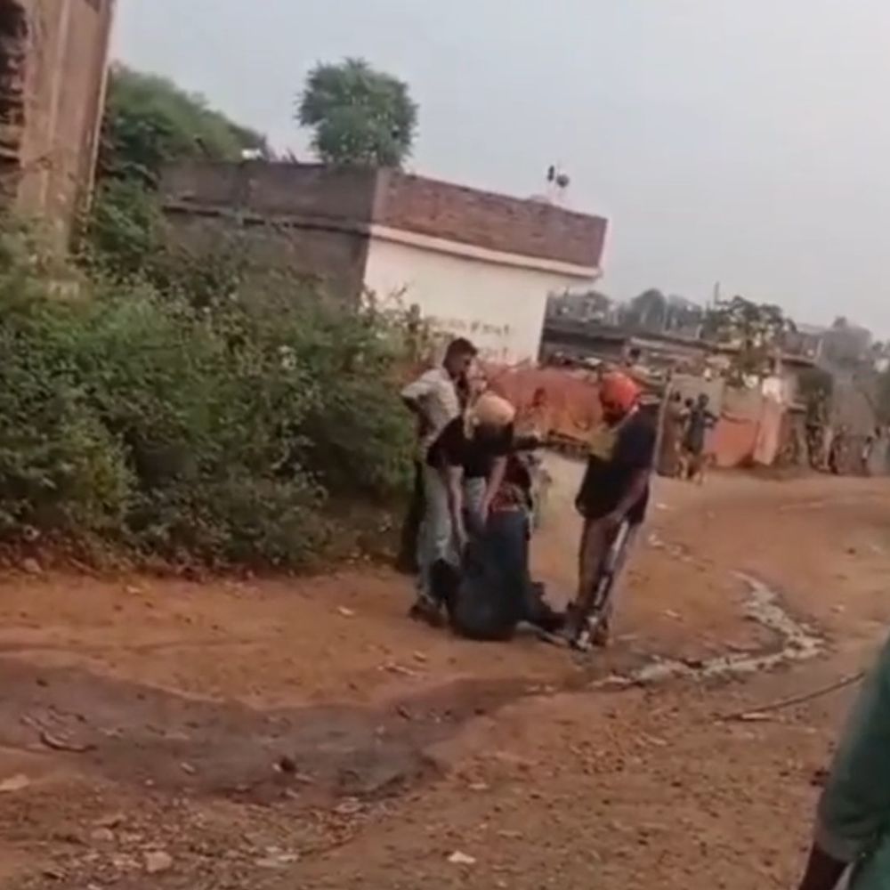 अशोकनगर में मजदूर को जमीन पर पटककर मारे थप्पड़:आरोपी बोले- 30 हजार एडवांस लिए और काम छोड़कर भाग गया, पीटने वाले गिरफ्तार