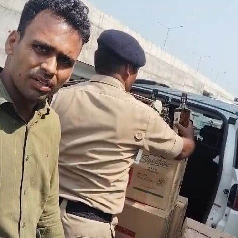कैमूर-कार से 180 लीटर अवैध विदेशी शराब पकड़ी:अकोढ़ी अंडरपास के पास उत्पाद पुलिस ने की कार्रवाई, औरंगाबाद का तस्कर अरेस्ट