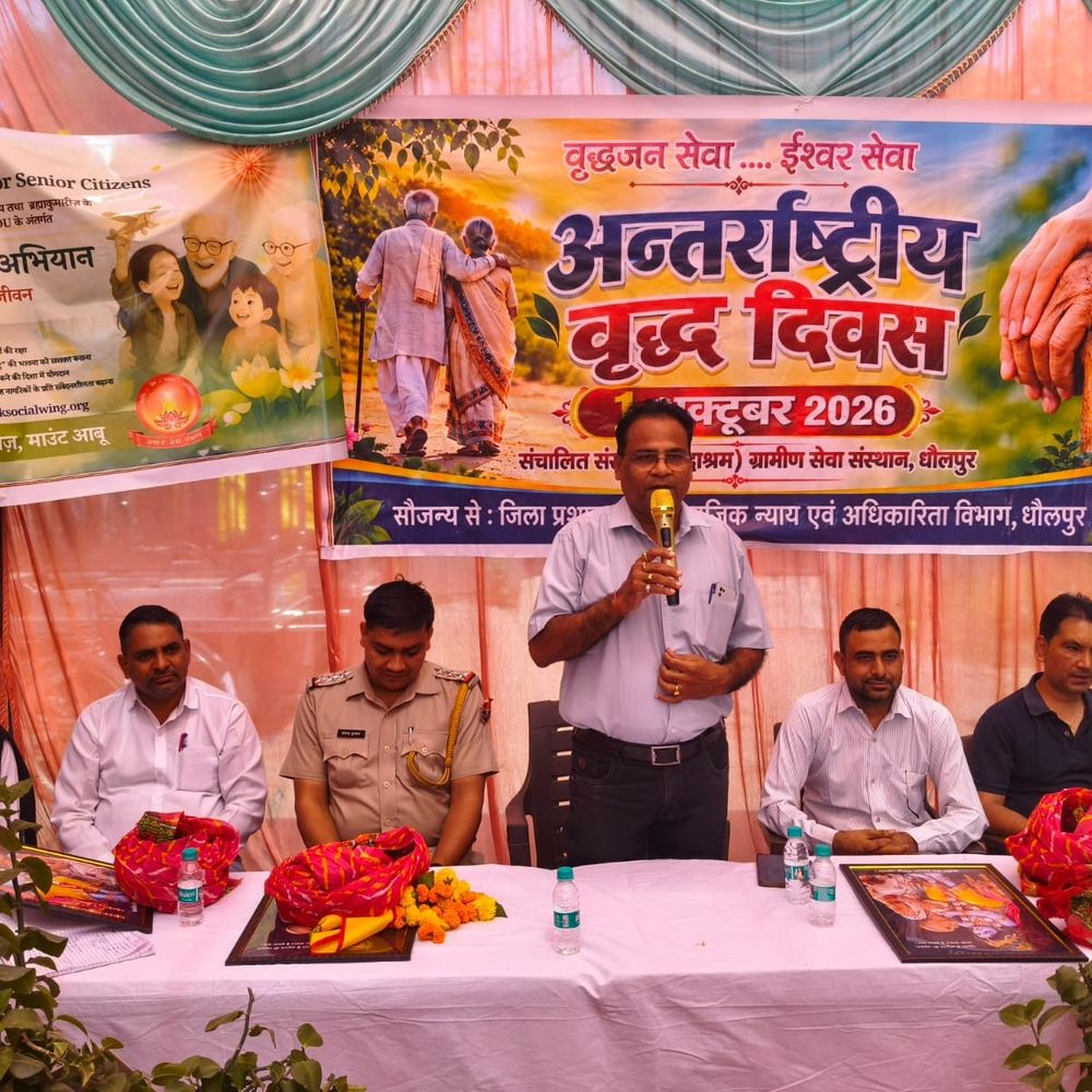 वृद्धजन दिवस पर शॉल पहनाकर बुजुर्गों का सम्मान:कान की मशीन, व्हीलचेयर व छड़ी देकर जताया अपनापन