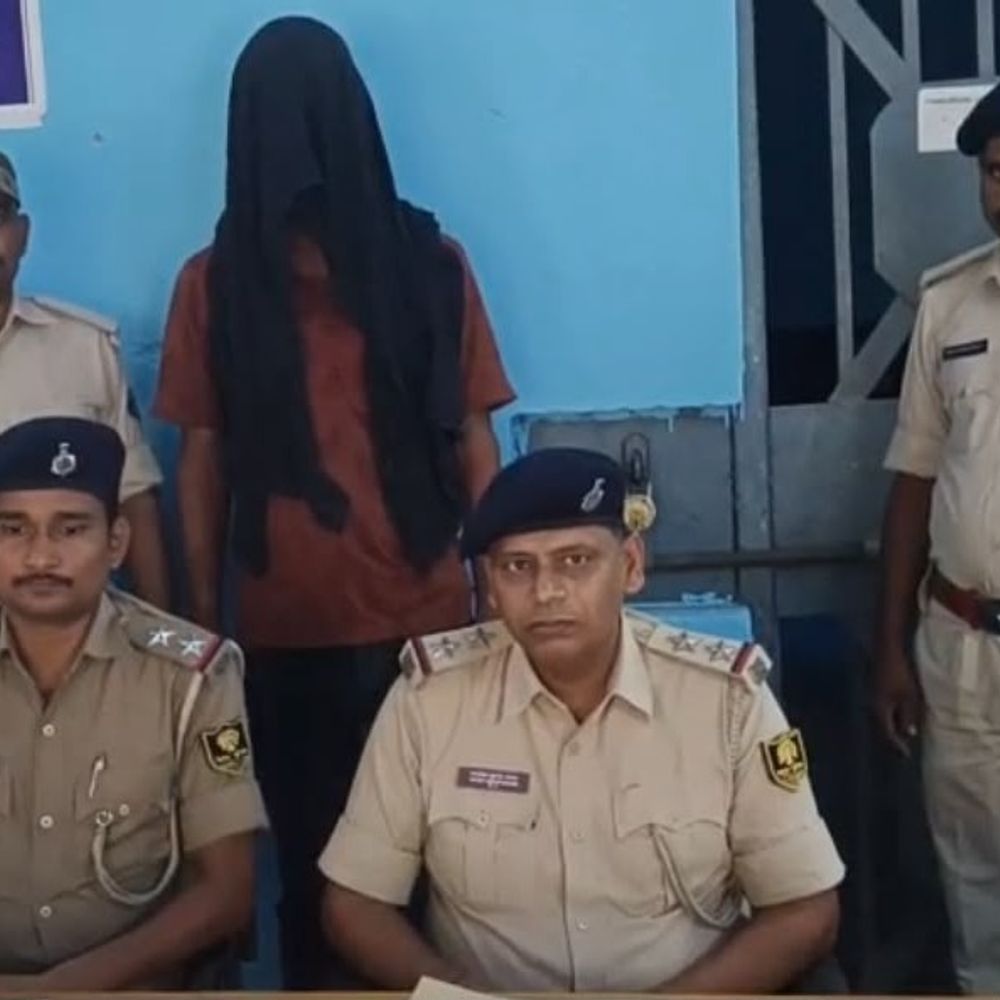 किशनगंज-लोन-सामान का झांसा देकर 200 महिलाओं से ठगी:सिलाई मशीन-हॉटपॉट के नाम पर वसूली; फर्जी कंपनी का सरगना वैशाली से अरेस्ट