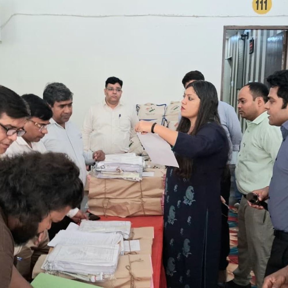 गौतमबुद्धनगर में स्नातक-शिक्षक निर्वाचन के लिए पोलिंग पार्टियां रवाना:23 अक्टूबर को 13 केंद्रों पर सुबह 8 से शाम 4 बजे तक होगा मतदान