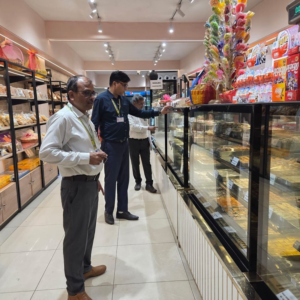 प्रयागराज में मिठाई की दुकानों का निरीक्षण:16 दुकानों की जांच, 15 को नोटिस; 14 नमूने लैब भेजे