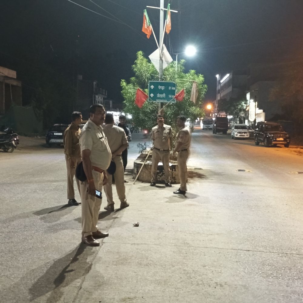 अनूपपुर में एसपी के निर्देश पर पुलिस सड़कों पर उतरी:बाइक पर तीन सवारी पर कार्रवाई की चेतावनी, सीट बेल्ट लगाने की सलाह दी