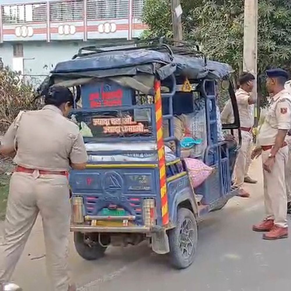 ई-रिक्शा की बैटरी फटने के बाद 12 ई-रिक्शा पकड़ाए:2 छात्राएं झुलसीं थी, स्टेशन रोड पर चेकिंग; डॉक्यूमेंट नहीं देने पर कार्रवाई