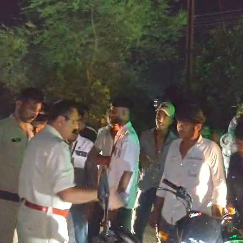 नवरात्रि में गरबे के दौरान गुल हुई बिजली:जावद में कटौती से भड़के ग्रामीण; नीमच-जावद रोड पर किया चक्काजाम