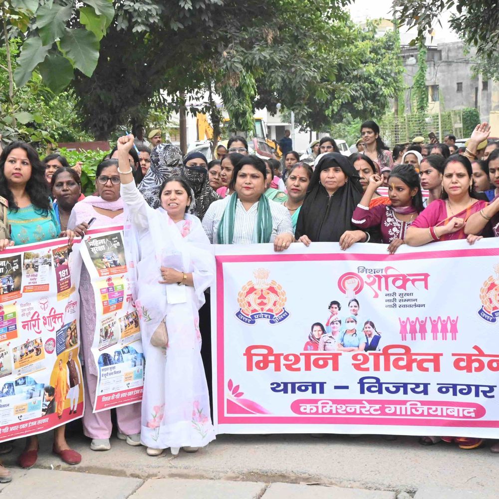महिला सुरक्षा के लिए 2000 लोगों ने पैदल मार्च किया:गाजियाबाद में तीनों जोन में पुलिसकर्मियों, छात्राओं ने सम्मान का संदेश दिया