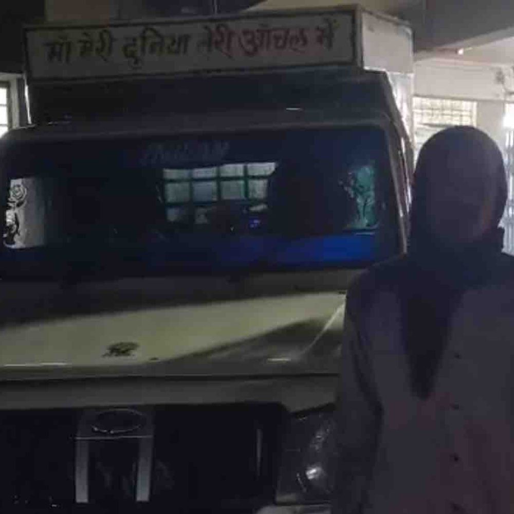 मोतिहारी-10 मवेशियों से लदा पिकअप पकड़ा, चालक अरेस्ट:पूछताछ में जुटी पुलिस, तस्करी नेटवर्क और अन्य आरोपियों की तलाश