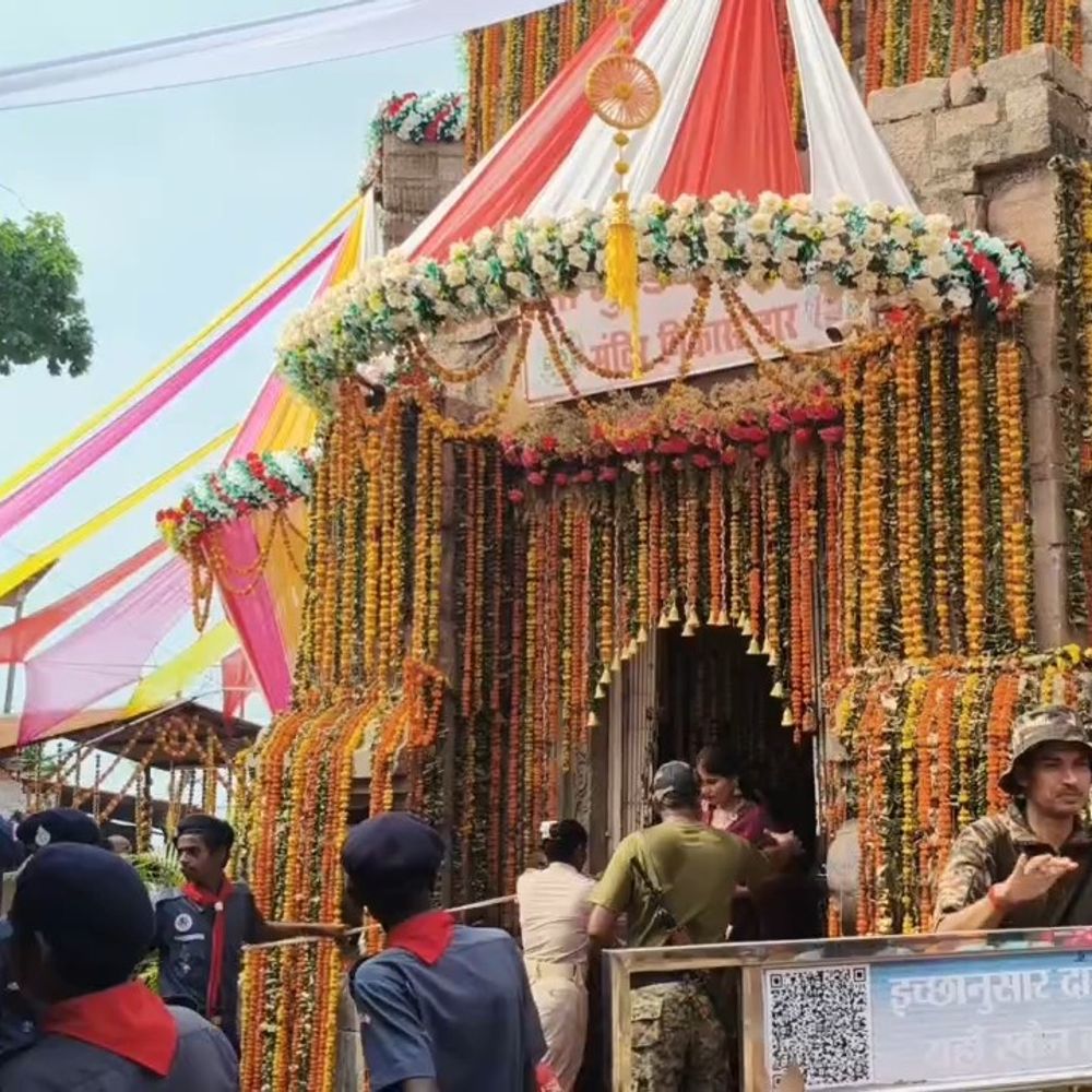 मां मुंडेश्वरी धाम में अहिंसक बलि देखने उमड़े श्रद्धालु:नवरात्रि पर लाखों की भीड़, देश-विदेश से आते हैं भक्त; सुरक्षा के कड़े इंतजाम