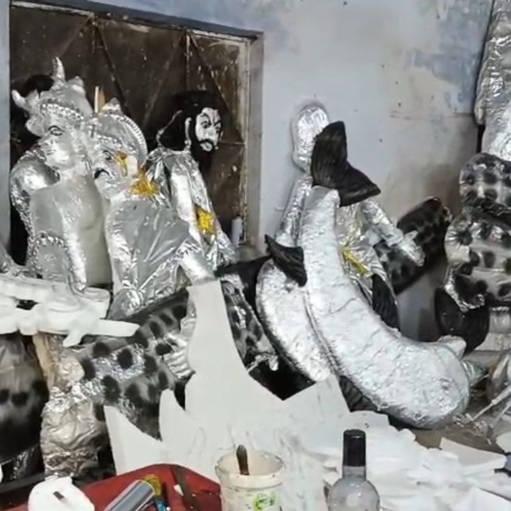 धनबाद के मनईटांड़ में दिखेगा समुद्र मंथन:स्टील फॉयल से बन रहा पंडाल, 2001 से थीम आधारित पंडाल का होता है निर्माण