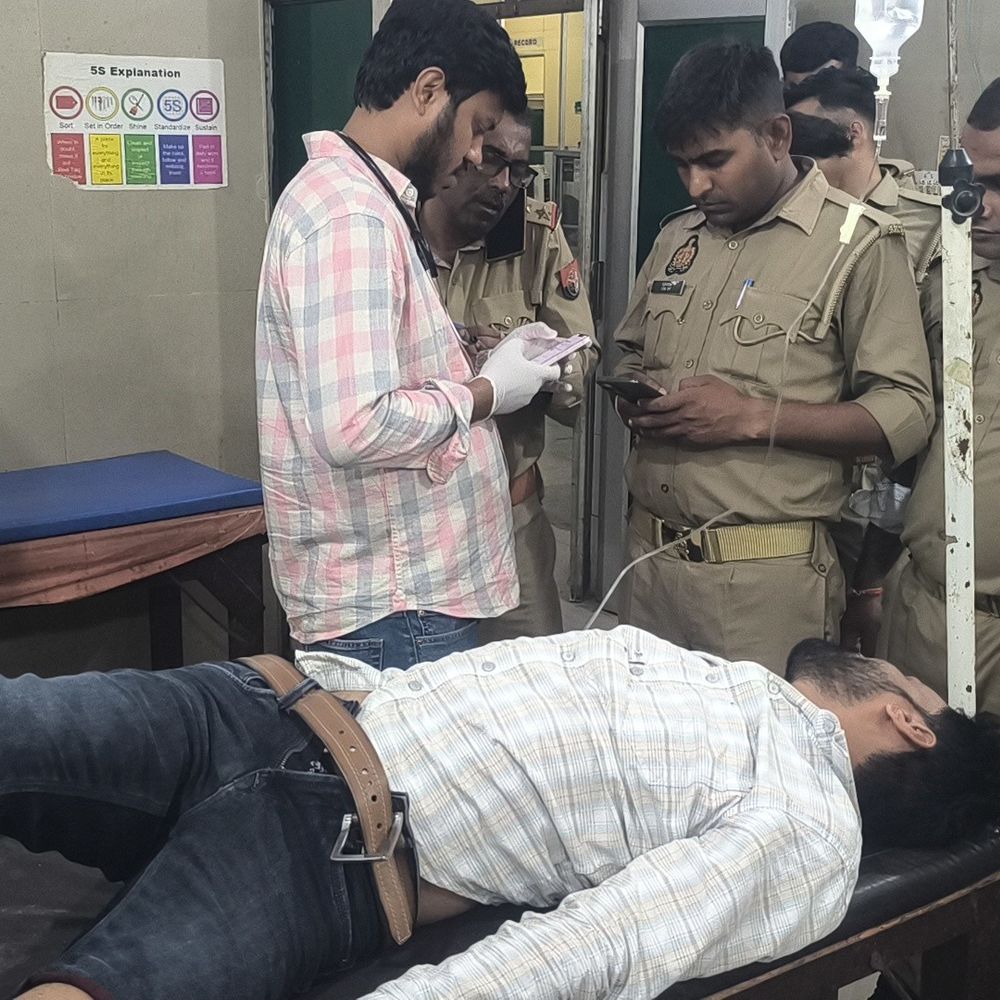 मैनपुरी में चेन स्नैचिंग का आरोपी पुलिस मुठभेड़ में घायल:इटावा का अबरार गिरफ्तार, सिपाही भी घायल; तमंचा, नकदी और दो बाइक बरामद