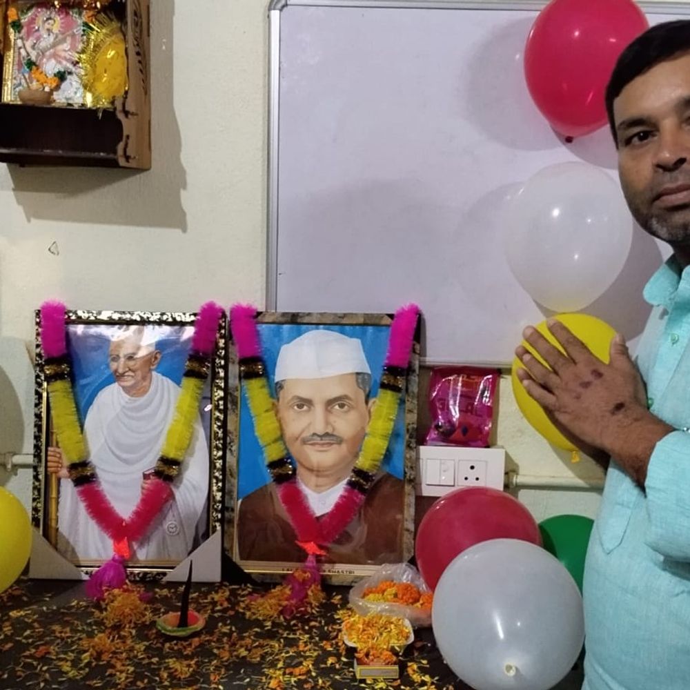 अहियापुर में गांधी-शास्त्री जयंती पर कार्यक्रम:लोगों ने फोटो पर माल्यार्पण कर दी श्रद्धांजलि, उनके कार्यों को याद कर किया नमन