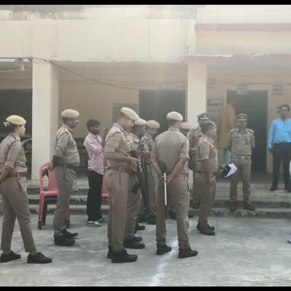 बांदा में स्नातक एमएलसी चुनाव के लिए 13.60% मतदान:दोपहर 12 बजे तक वोटिंग, 19,794 मतदाता करेंगे मताधिकार का प्रयोग