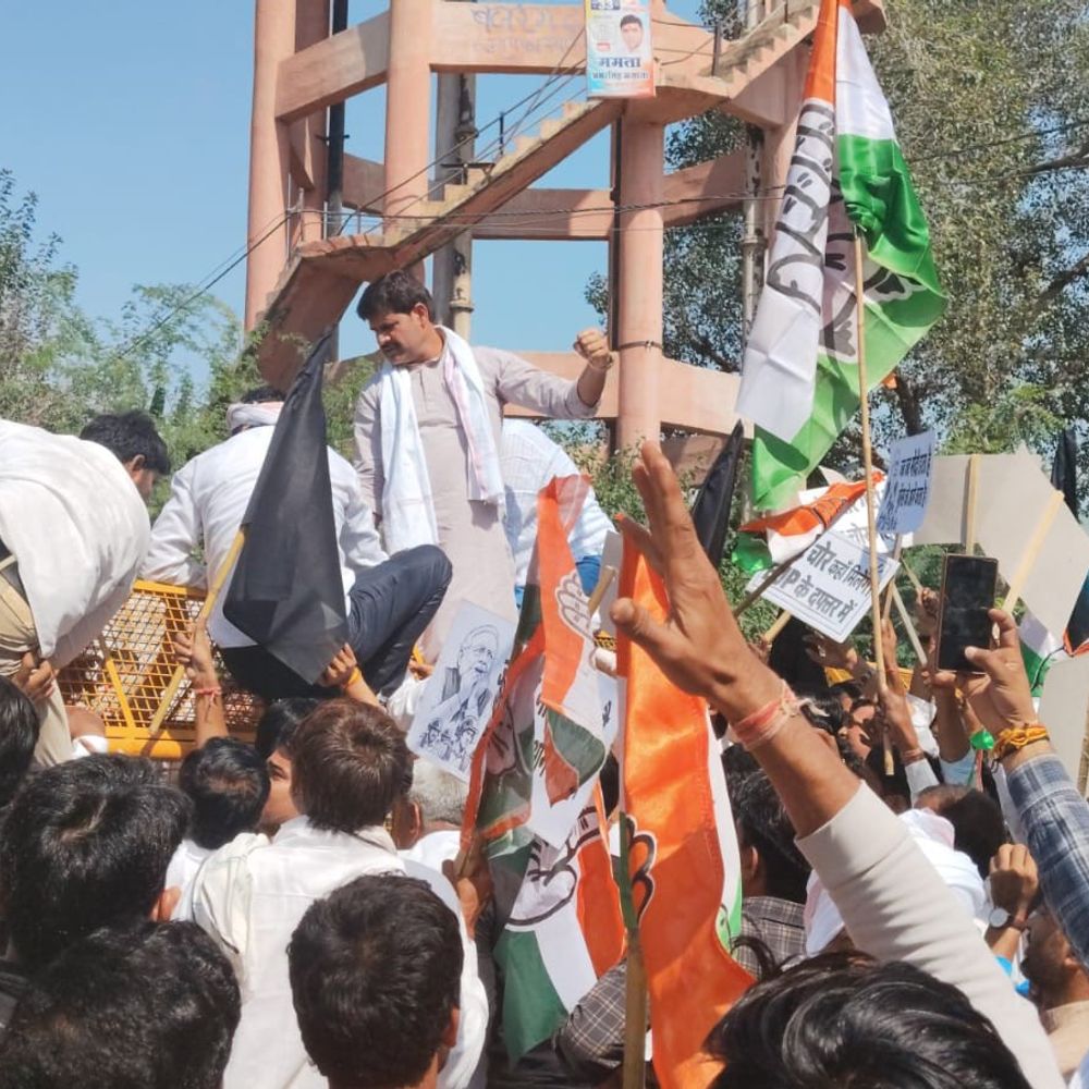 कोटपूतली में चुनाव आयुक्त के इस्तीफे को लेकर प्रदर्शन:पूर्व संसदीय सचिव रामस्वरूप कंसाना कलेक्ट्रेट पहुंचे, काला दिवस मनाया