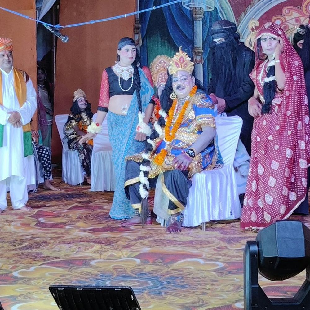 रामलीला में धनुषभंग की भव्य लीला का मंचन:अरमापुर इस्टेट में धनुषभंग के साथ मोटे राजा का हास्य कार्यक्रम