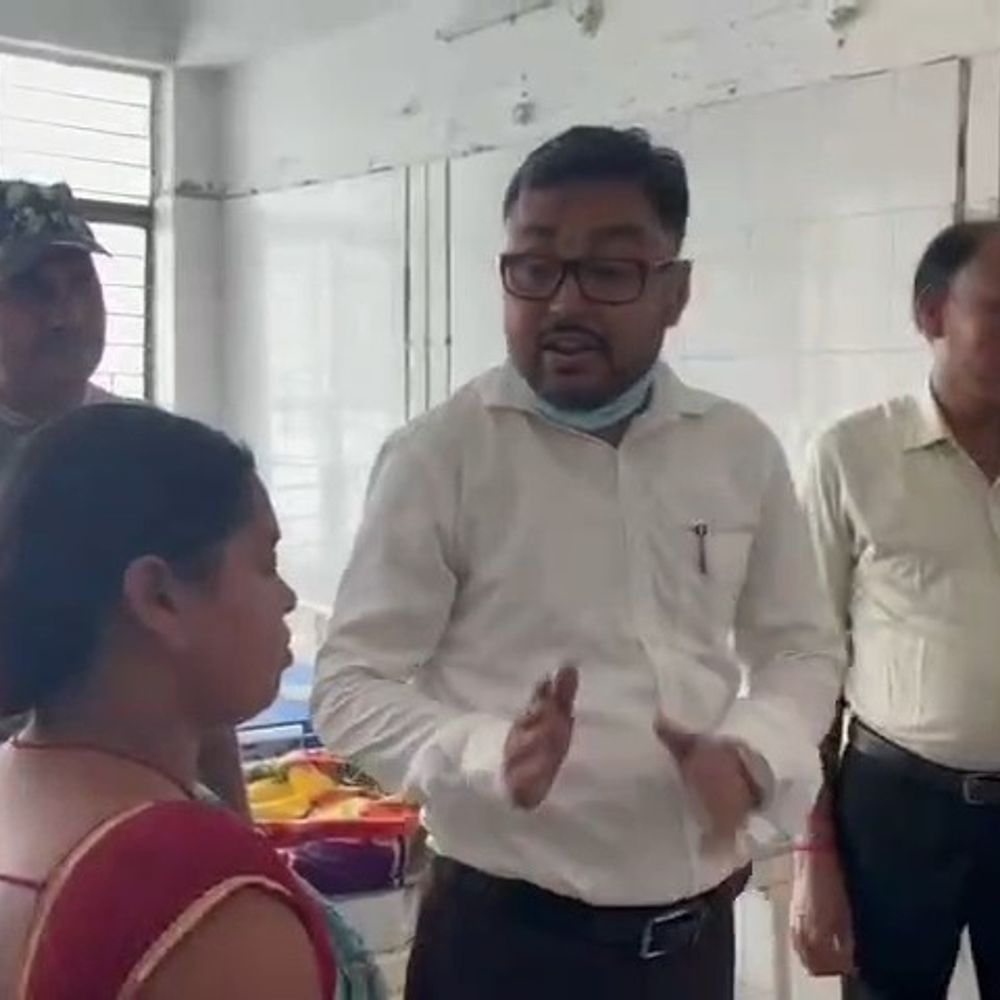जमुई में मरीज का हाल लेने पहुंचे एसडीओ:प्राइवेट क्लीनिक से शिफ्ट लोगों का लिया फीडबैक; महिला बोली- बेहतर इलाज मिल रहा