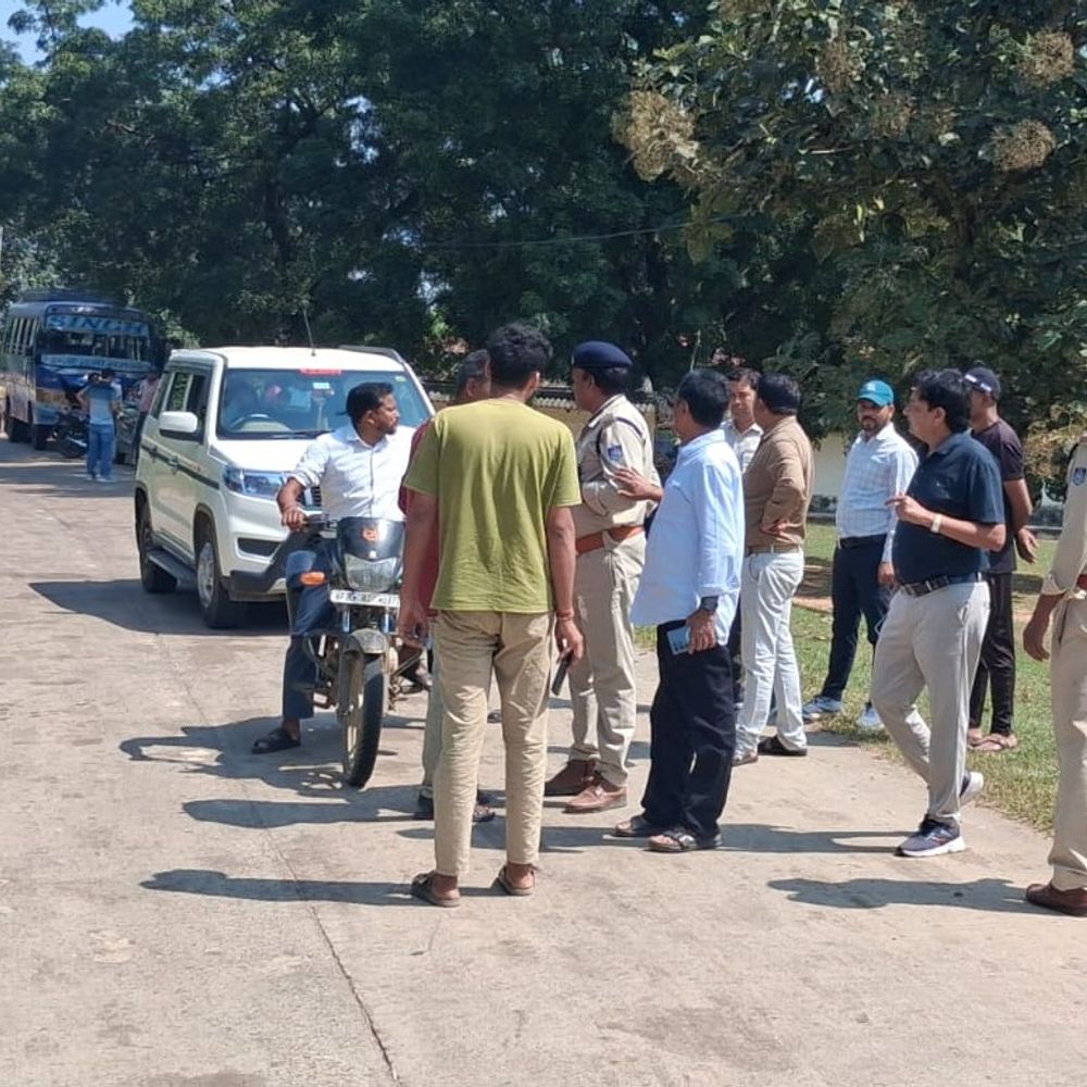 शहडोल कलेक्टर से मिलने पैदल निकले 200 छात्र:प्रिंसिपल की शिकायत लेकर 15 KM चले; प्रशासन ने रास्ते में लेने दो बसें भेजीं
