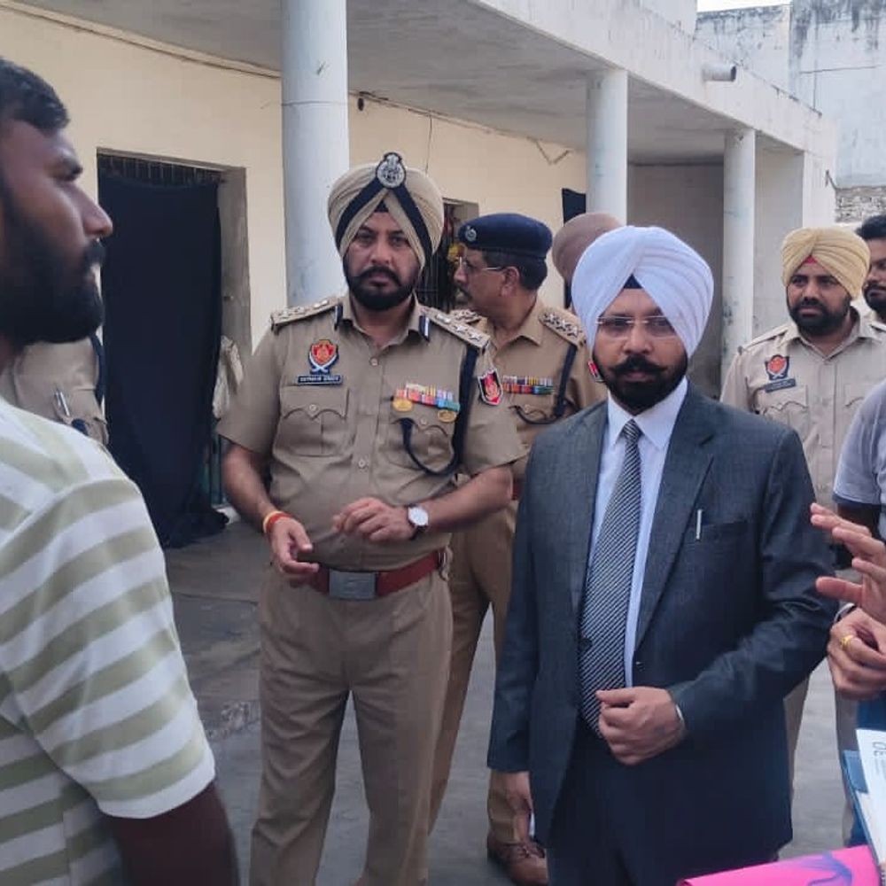 गुरदासपुर के जज हरबंस सिंह ने जेल का दौरा किया:कैदियों की समस्याएं सुनीं; लंगर हॉल में खाने की गुणवत्ता भी जांची