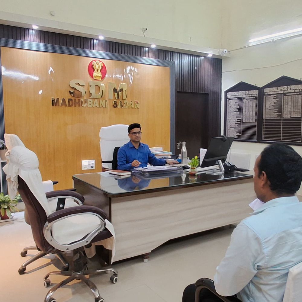 छठ महापर्व से पहले मधुबनी की सड़कें होंगी गड्ढामुक्त:SDO ने पथ निर्माण विभाग के अधिकारियों को दिए निर्देश, बैठक में हुई चर्चा