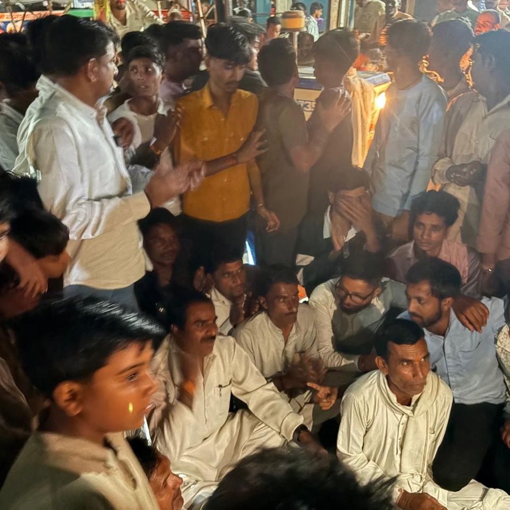 नवरात्रि में बिजली कटौती, पूर्व विधायक ने किया चक्काजाम:करेड़ी में पूछा- क्या गांवों में हिंदू नहीं रहते; अधीक्षण यंत्री के आश्वासन पर उठे