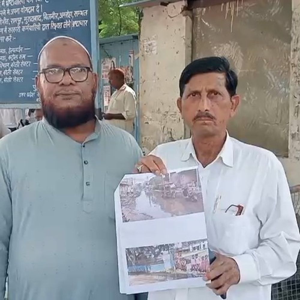 वार्ड 29 में नालियां चोक, स्कूल तक पहुंचा पानी:डीएम से शिकायत, क्षेत्रवासियों ने स्थलीय निरीक्षण और एंटी-लार्वा छिड़काव की मांग की