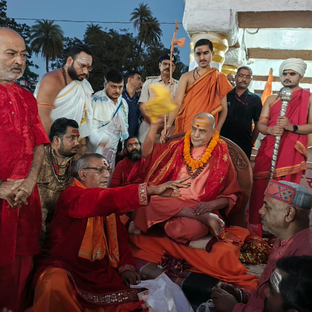 शंकराचार्य स्वामी सदानंद सरस्वती ने मां नर्मदा के दर्शन किए:लोककल्याण की कामना की, मार्कंडेय आश्रम में हुआ पादुका पूजन