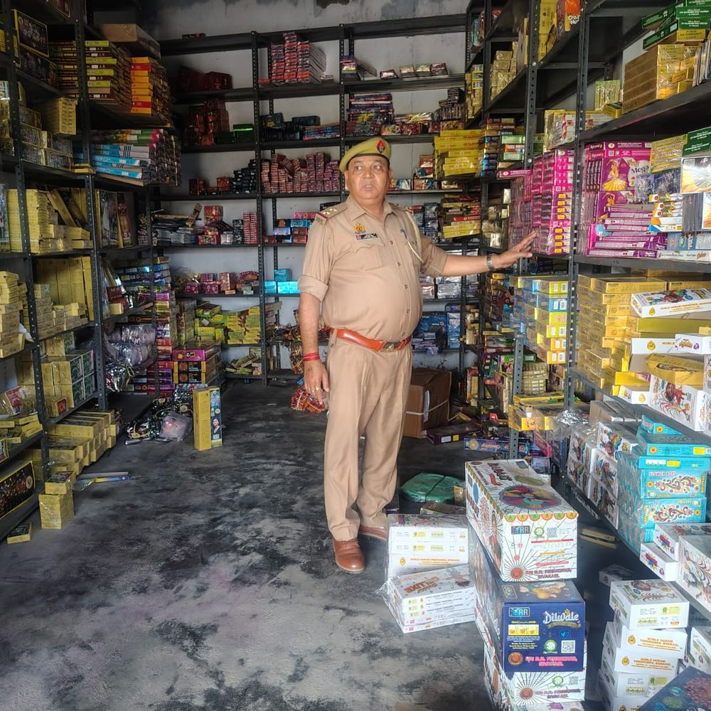 बिजनौर में पटाखा निर्माण स्थलों पर अग्निशमन जांच:दीपावली को लेकर चलाया अभियान, सुरक्षा मानकों संग त्वरित कार्रवाई निर्देश
