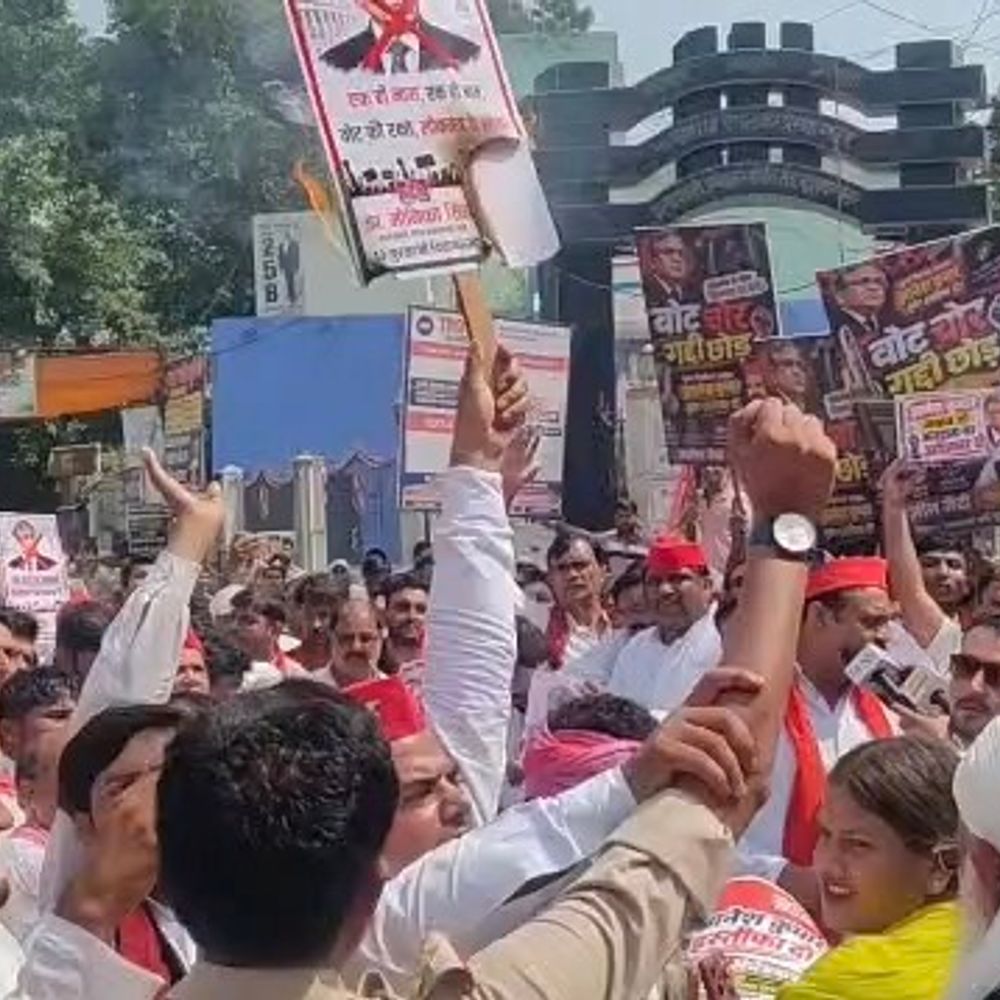मुजफ्फरनगर में सपा के विरोध प्रदर्शन में पुलिस से धक्का-मुक्की:CEC का पुतला छीनकर भागे पुलिस वाले, महावीर चौक से कचहरी गेट तक पैदल मार्च; ज्ञानेश कुमार का फोटो जलाया