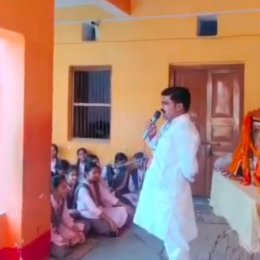 विद्या मंदिर में मनाई महर्षि वाल्मीकि जयंती:बलिया में प्रिंसिपल ने छात्रों को महर्षि के जीवन संदेशों को अपनाने को कहा