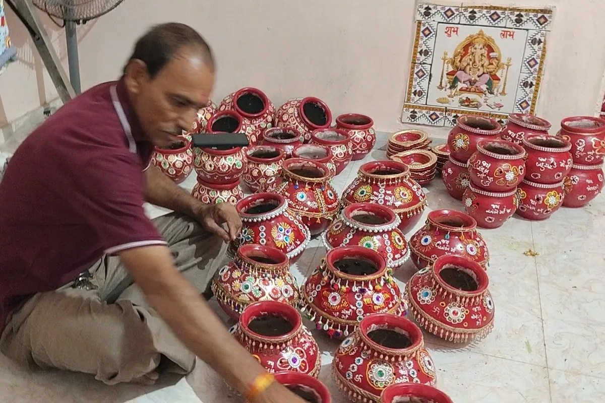 आणंद में आधुनिकता के दौर में भी मिट्टी के गरबों का महत्व बरकरार