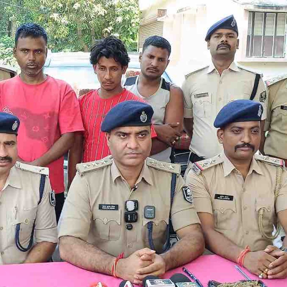 मोतिहारी में 59 KG गांजा बरामद, 3 गिरफ्तार:कार के गुप्त तहखाने से मिलीं 17 पोटलियां; सरगना के घर से इलेक्ट्रॉनिक तराजू भी बरामद