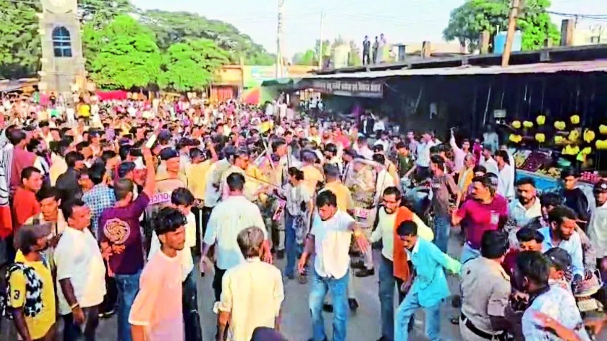 नगर भ्रमण के दौरान एसिड अटैक के आरोपियों को पीटने दौड़ी भीड़