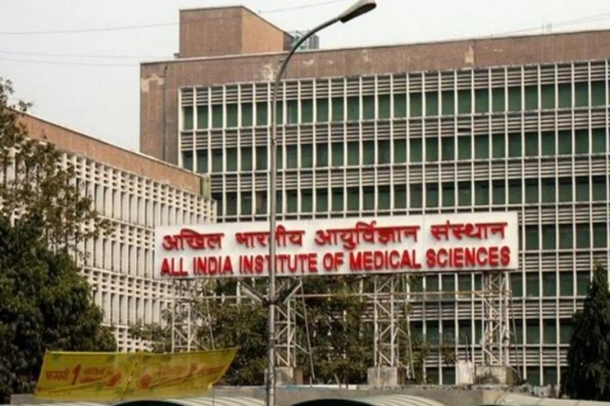 मलबे से जिंदा निकला 20 साल का नीरज, अब ICU में जिंदगी की जंग; 6 सर्जरी के बाद भी बेटे के ठीक होने का इंतजार कर रहा पिता