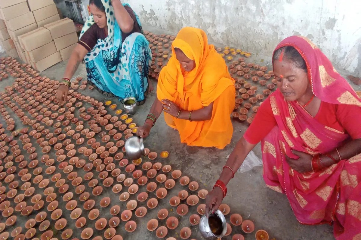 Ayodhya Deepotsav 2026: रामनगरी को रोशन करेंगे गांव की बेटियों के हाथों बने दीये, 1.60 लाख दीपों में छिपी आत्मनिर्भरता की कहानी