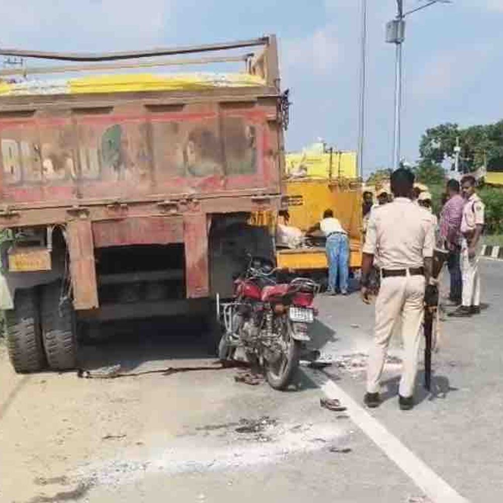 मोतिहारी में खड़ी ट्रक में घुसी बाइक:देवर-भाभी की मौत; पति और 3 साल की बेटी घायल, ससुराल जा रहा था परिवार; चकिया बाइपास पर हादसा