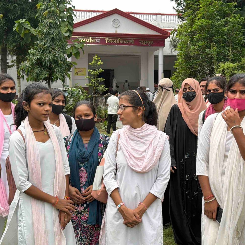 रामपुर डिग्री कॉलेज में करिकुलर विषय के शिक्षक नहीं:महिला स्नातकोत्तर महाविद्यालय में जून से खाली है पद, छात्राओं ने डीएम से की शिकायत