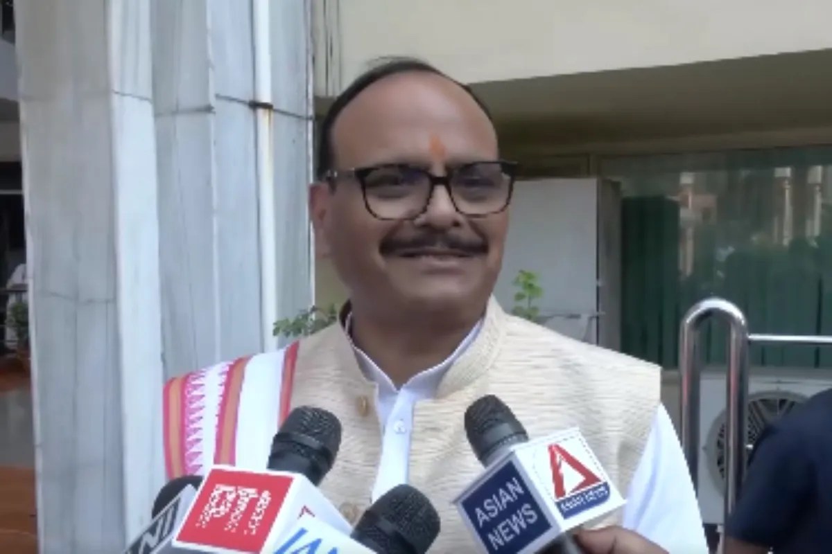 UP Politics: ‘सपा अपने कुनबे की चिंता करे’ डिप्टी CM पाठक बोले- BJP में शामिल होने वाले लोगों की संख्या लगातार बढ़ रही
