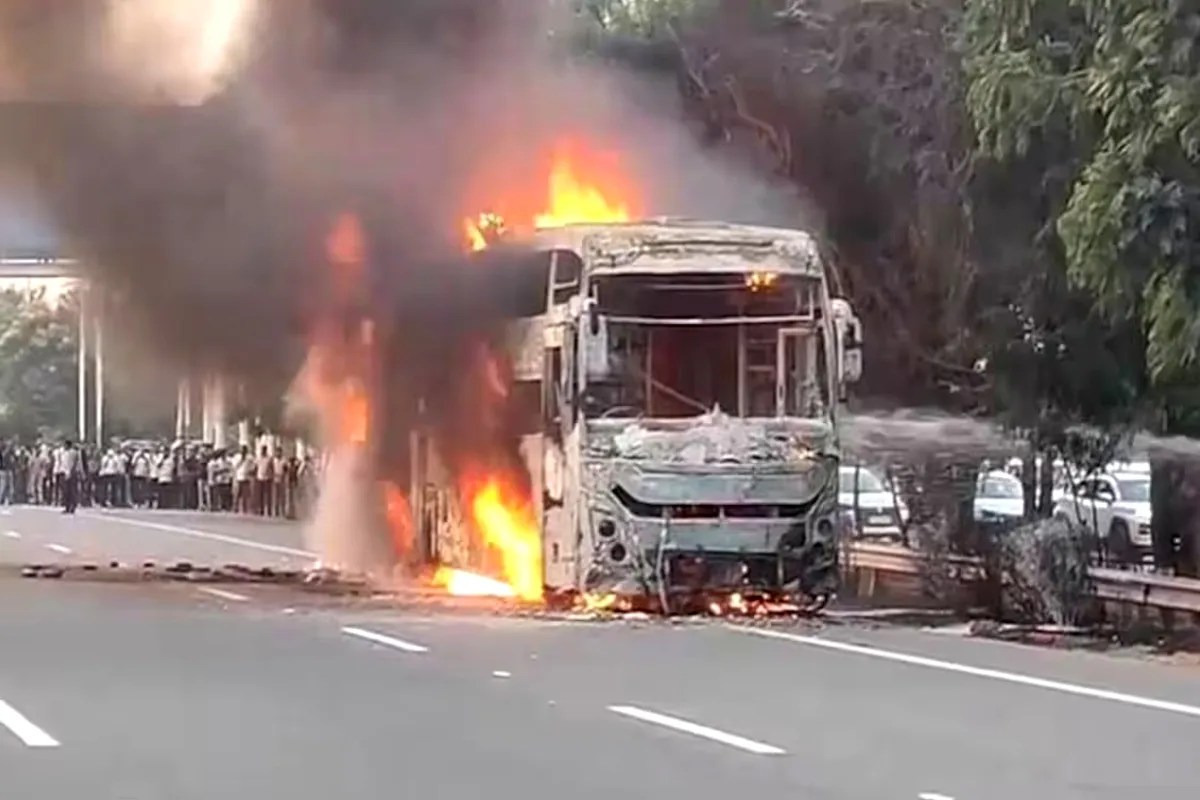 नोएडा एक्सप्रेस-वे पर बड़ा हादसा: स्लीपर बस में लगी भीषण आग, बाल-बाल बचे यात्री